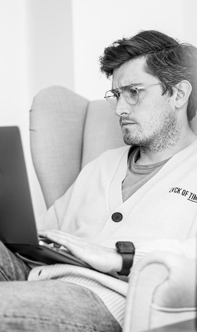 Mitarbeiter bei der Arbeit am Laptop