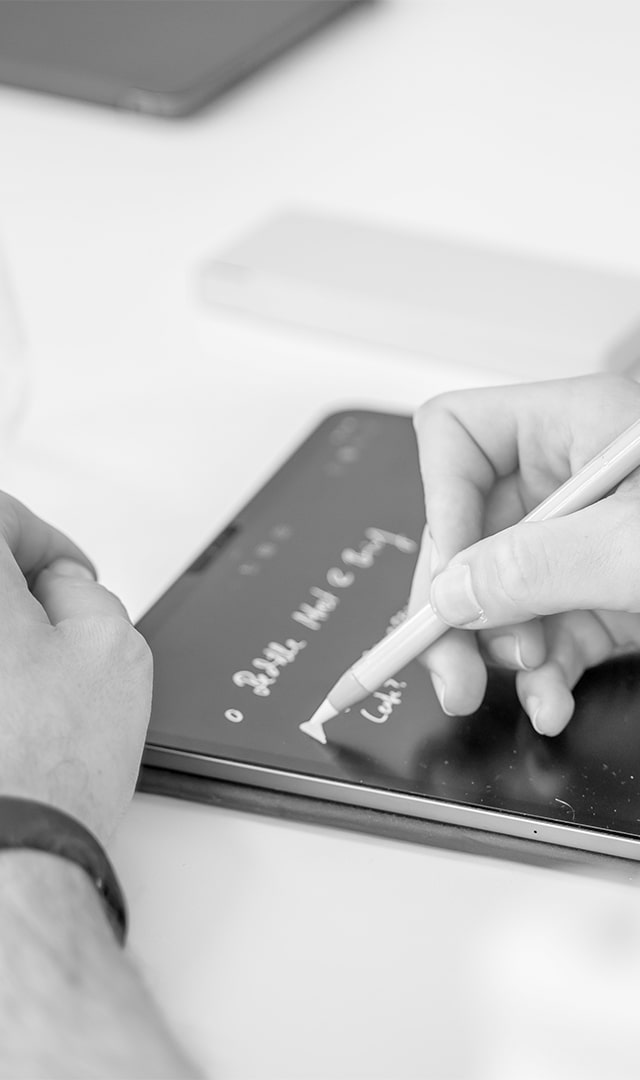 Handschriftliche Notizen auf dem Tablet